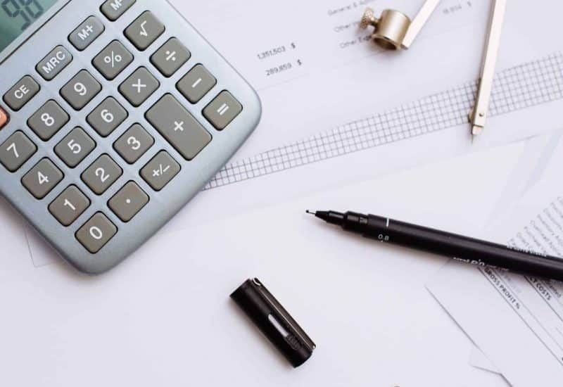 Gestión contable de autónomos con gráficos financieros y documentos